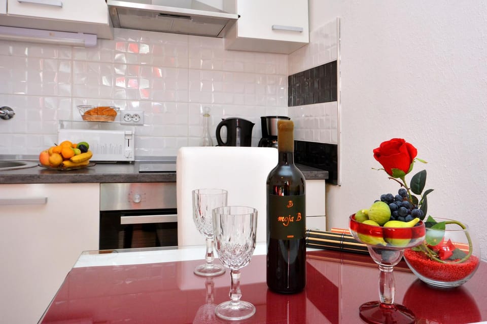 Day, Summer, Coffee/tea facilities, Food and drinks, Food and drinks, Photo of the whole room, Decorative detail, Decorative detail, Dining area, Communal kitchen, On site, Area and facilities