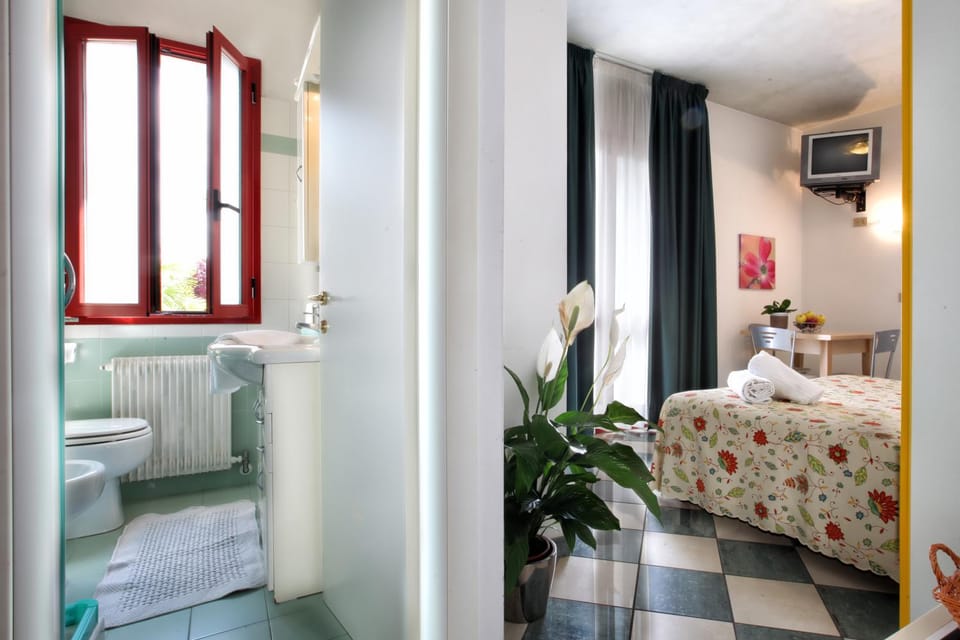 Toilet, Bed, Bathroom, TV and multimedia, Bedroom