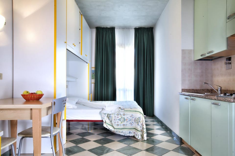 Bed, Day, Kitchen or kitchenette, Photo of the whole room, Dining area