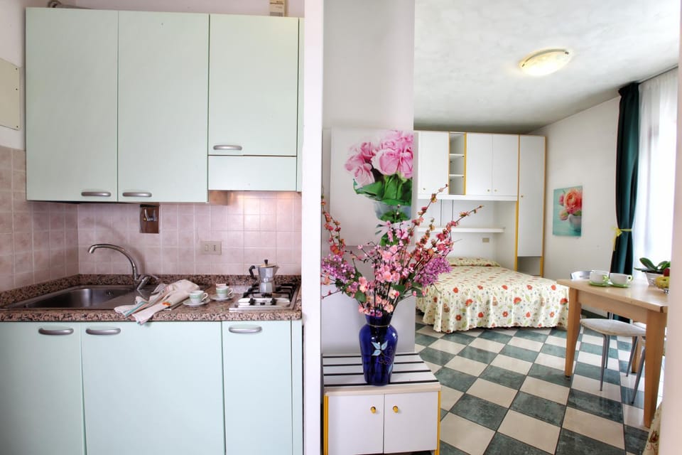 Bed, Kitchen or kitchenette, Dining area