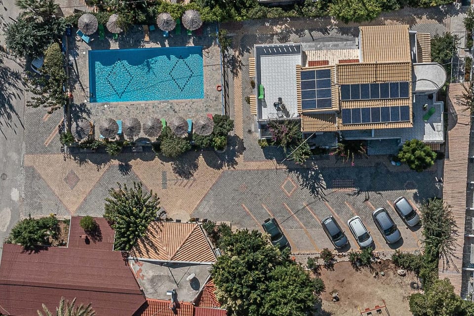 Property building, Day, Neighbourhood, Bird's eye view, Pool view, Swimming pool, Swimming pool, Location, Parking, sunbed