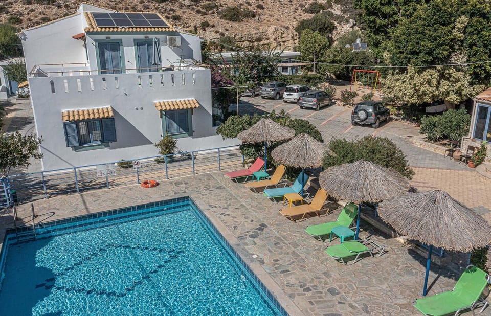Property building, Patio, Spring, Day, Natural landscape, Garden, Garden view, Pool view, Swimming pool, Swimming pool, Parking, sunbed