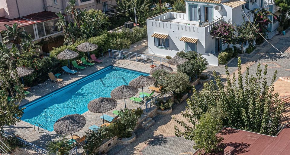 Property building, Spring, Day, Garden, Garden view, Pool view, Swimming pool, Swimming pool, sunbed