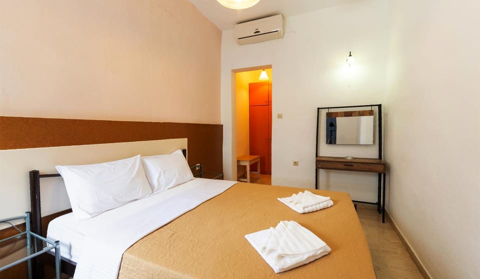 Bed, Bedroom, towels, air conditioner