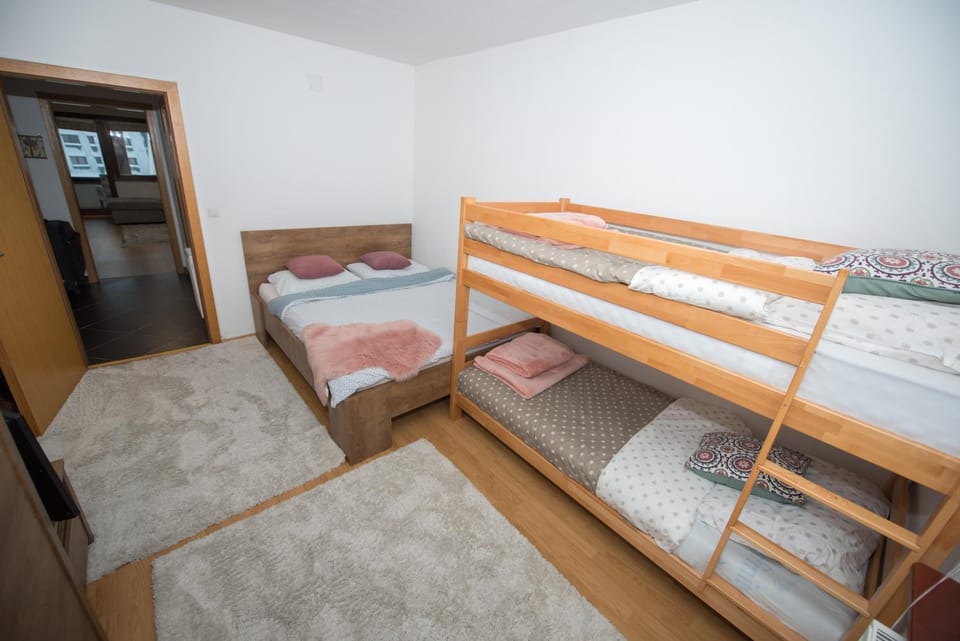 Bed, Natural landscape, TV and multimedia, Decorative detail, Decorative detail, Bedroom, Mountain view, Mountain view, Location, bunk bed