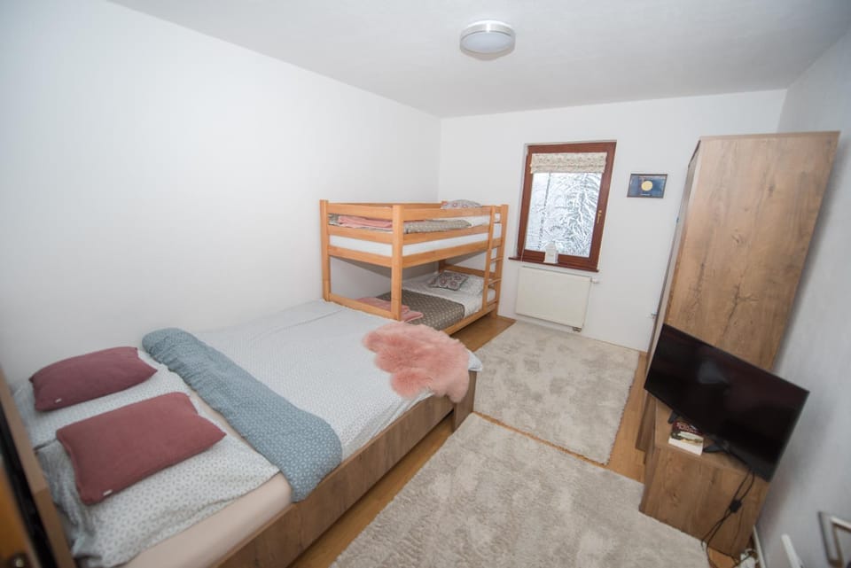TV and multimedia, Photo of the whole room, Decorative detail, Decorative detail, Bedroom, Mountain view, bunk bed
