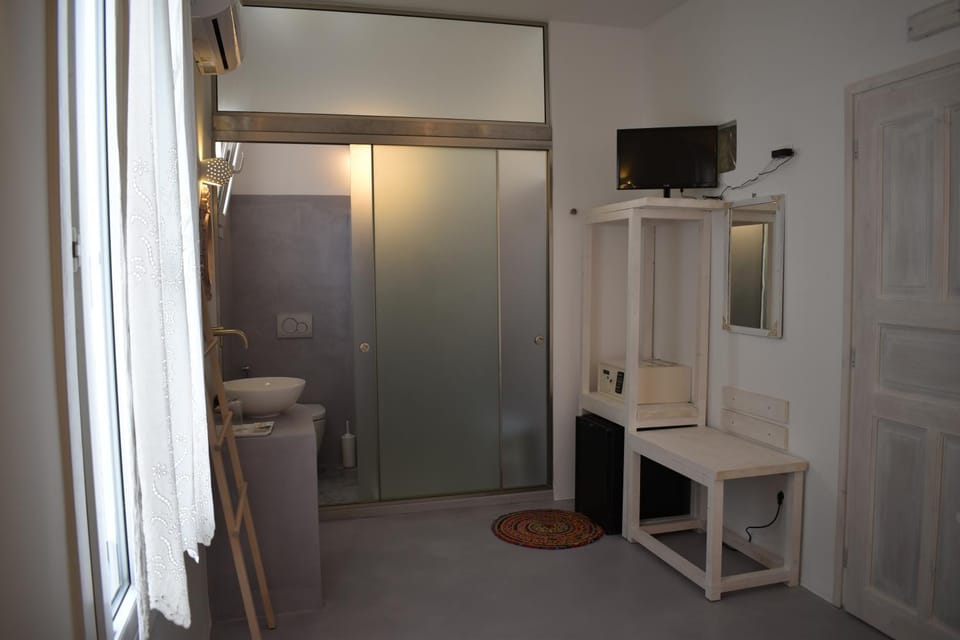 Bathroom, TV and multimedia