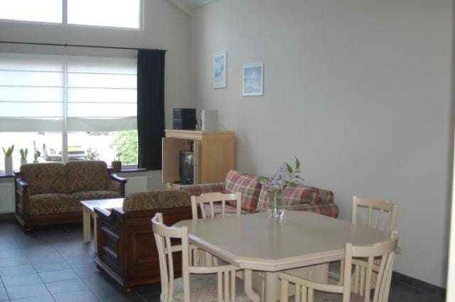 TV and multimedia, Living room, Seating area, Dining area