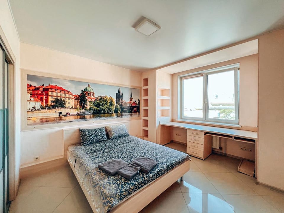 Bed, Photo of the whole room, Seating area, Bedroom