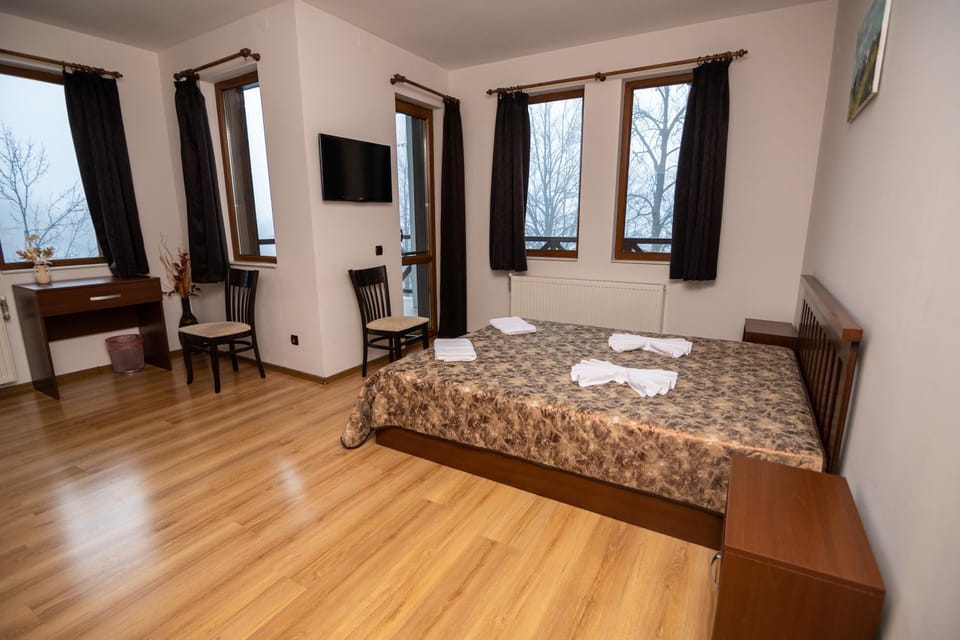 Bed, TV and multimedia, Photo of the whole room, Bedroom, towels
