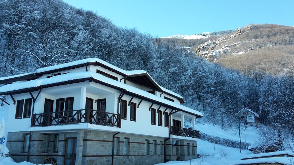 Property building, Day, Natural landscape, Winter, Mountain view
