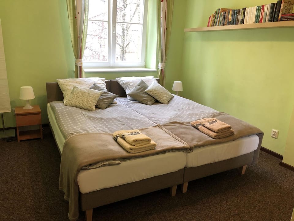 Bed, Bedroom, towels