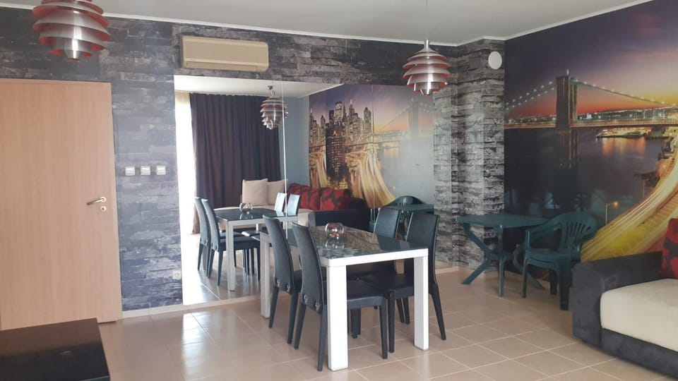 Living room, Seating area, Dining area, internet, air conditioner