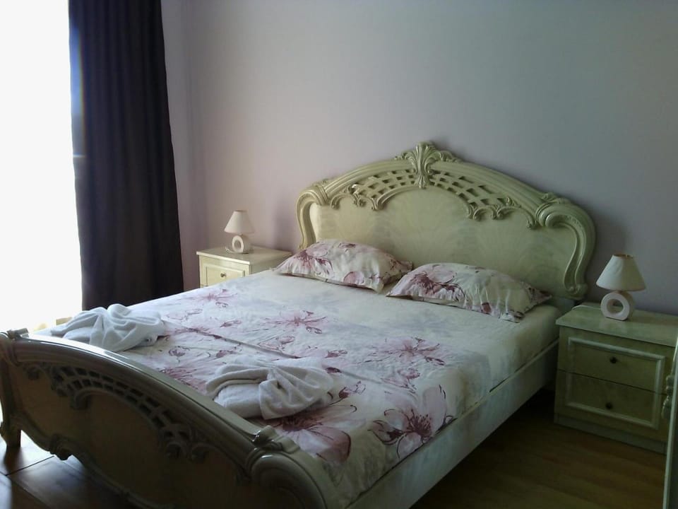 Bed, Photo of the whole room, Decorative detail, Bedroom, internet, towels
