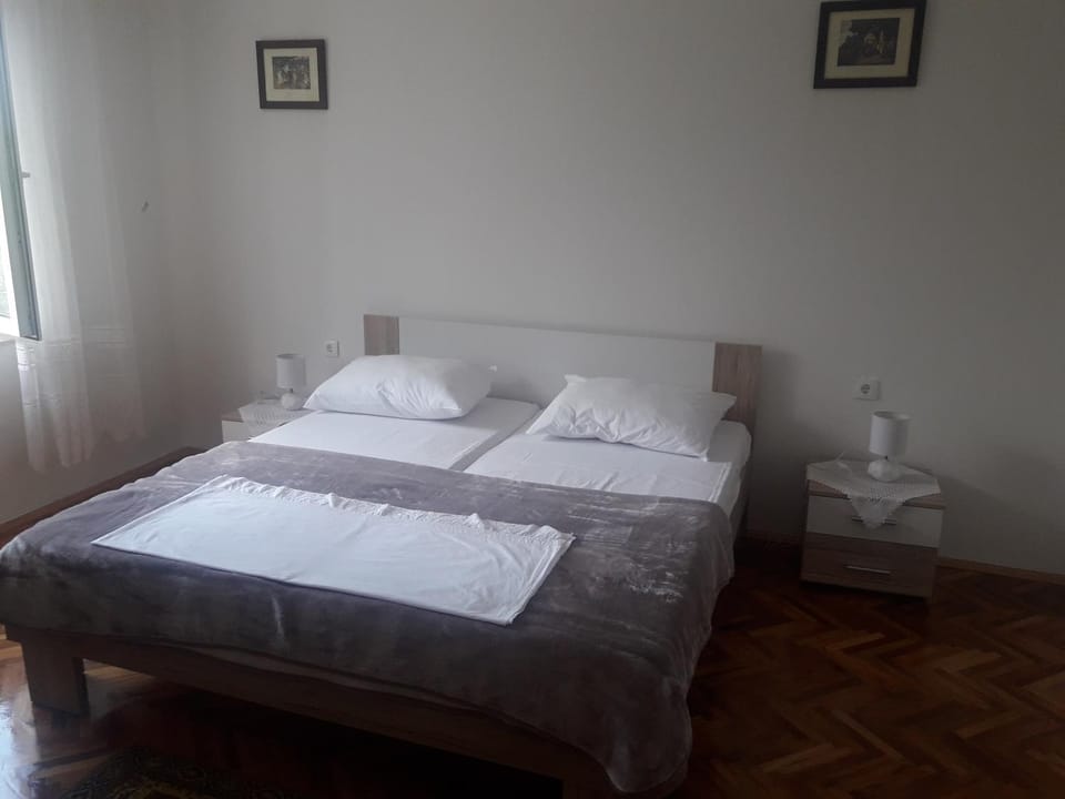 Bed, Bedroom, Landmark view, Street view