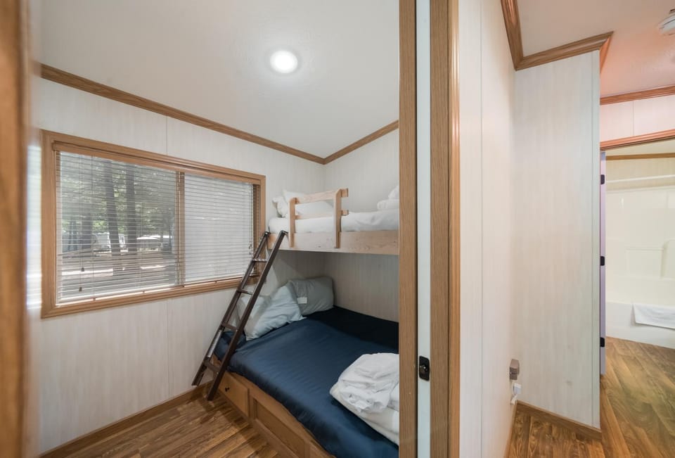 Bedroom, bunk bed