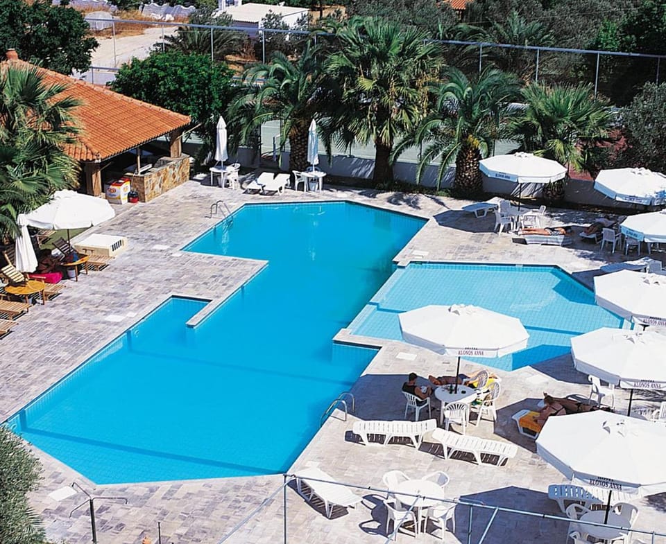 Day, Pool view