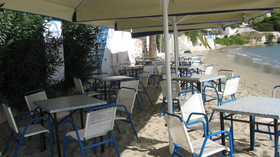 Restaurant/places to eat, BBQ facilities, Beach