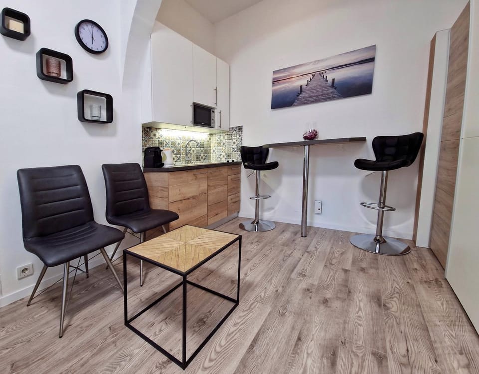 Coffee/tea facilities, Kitchen or kitchenette, Seating area, Dining area, minibar, stove, kitchen