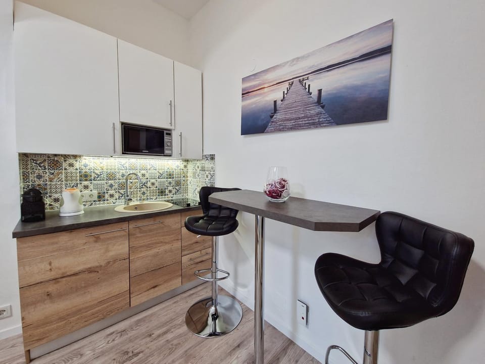 Coffee/tea facilities, Kitchen or kitchenette, Dining area, minibar, stove, kitchen