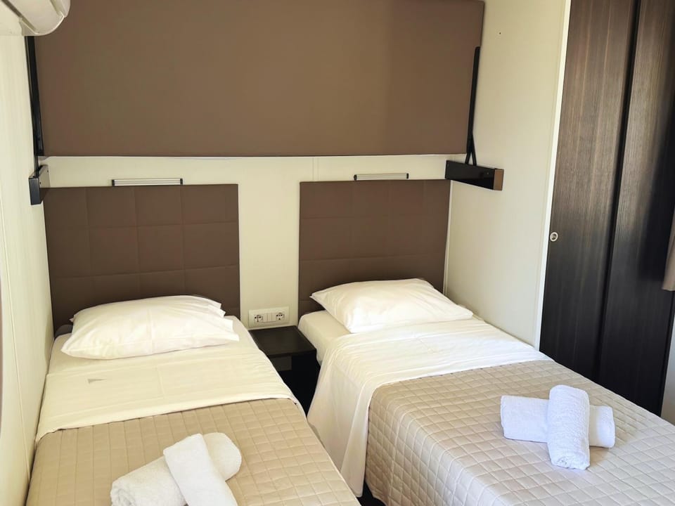 Coffee/tea facilities, Kitchen or kitchenette, Living room, Photo of the whole room, Seating area, Dining area