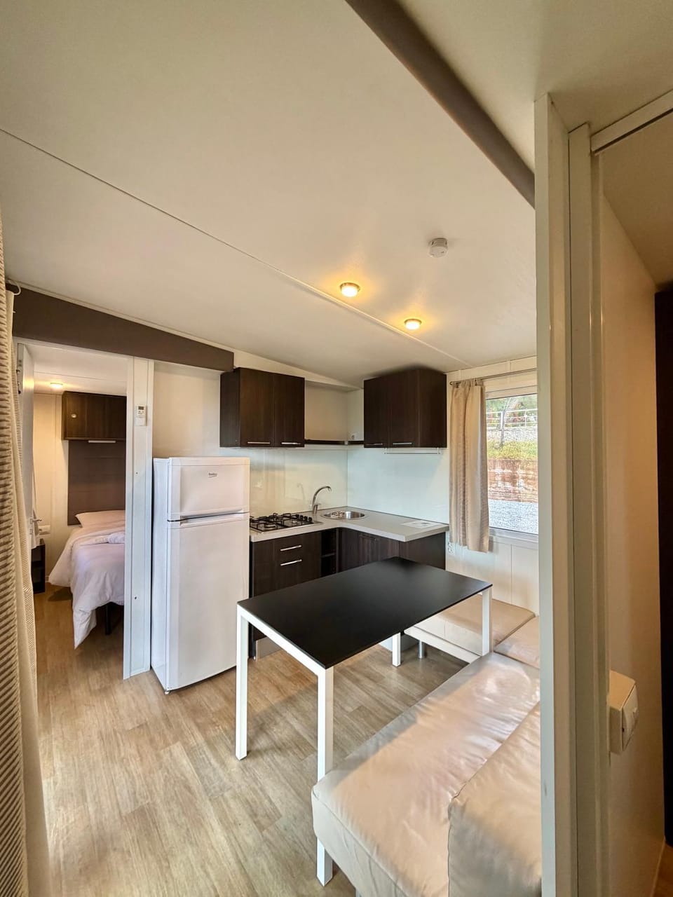 Coffee/tea facilities, Kitchen or kitchenette, Living room, Photo of the whole room, Seating area, Dining area