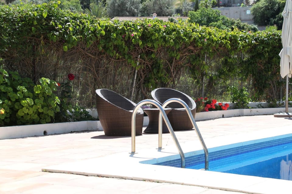 Seating area, Swimming pool, Swimming pool