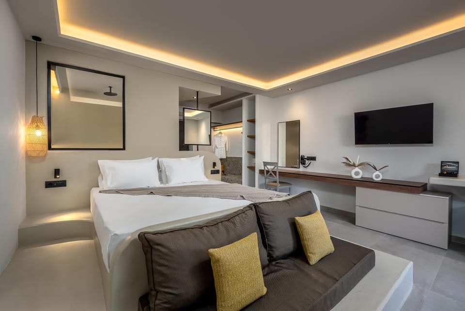 Bed, Photo of the whole room, Seating area