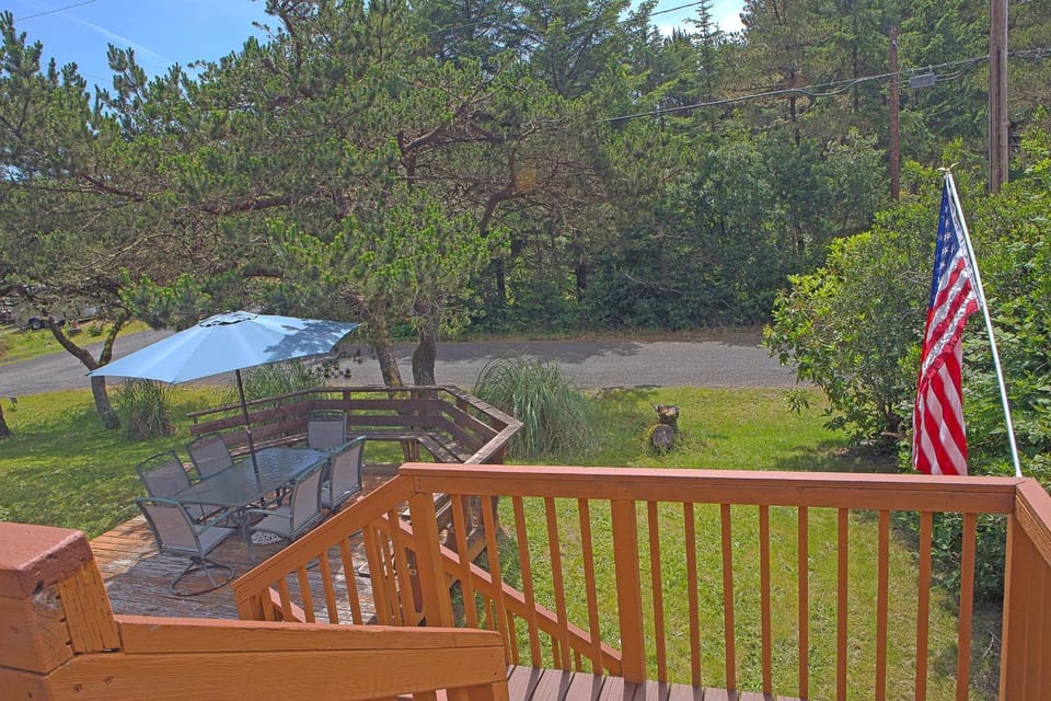 Cozy 2BR cabin near beach with deck fireplace. Cabin in Grayland