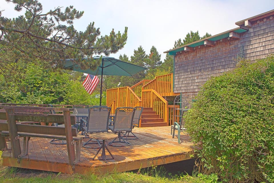 Cozy 2BR cabin near beach with deck fireplace. Cabin in Grayland