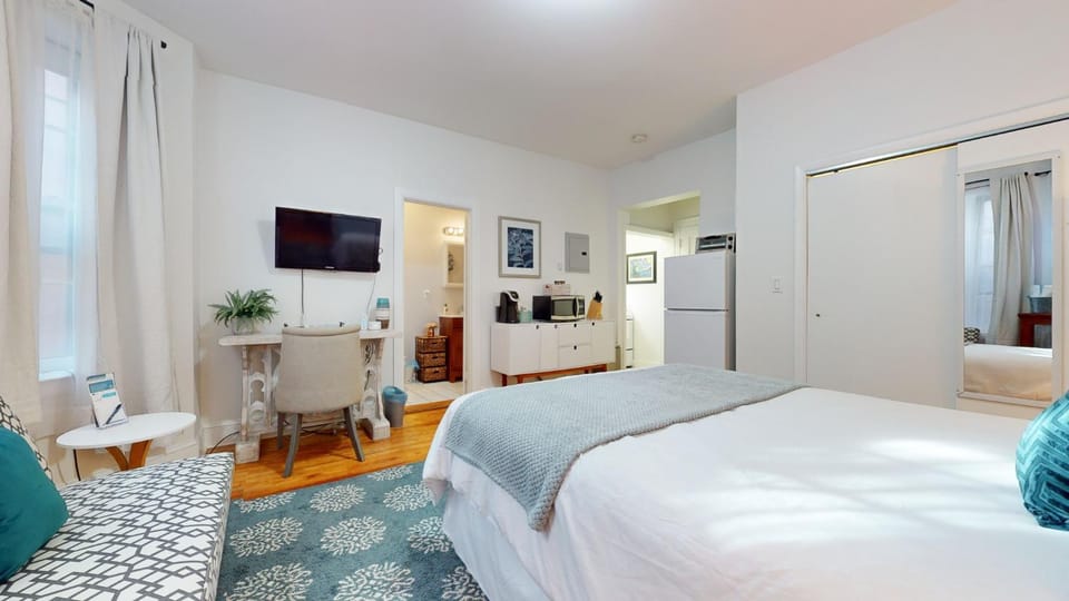 Walk to Restaurants, Shopping, near BU and Hosp Apartment in Brookline