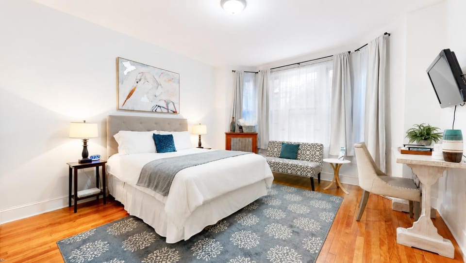 Walk to Restaurants, Shopping, near BU and Hosp Apartment in Brookline