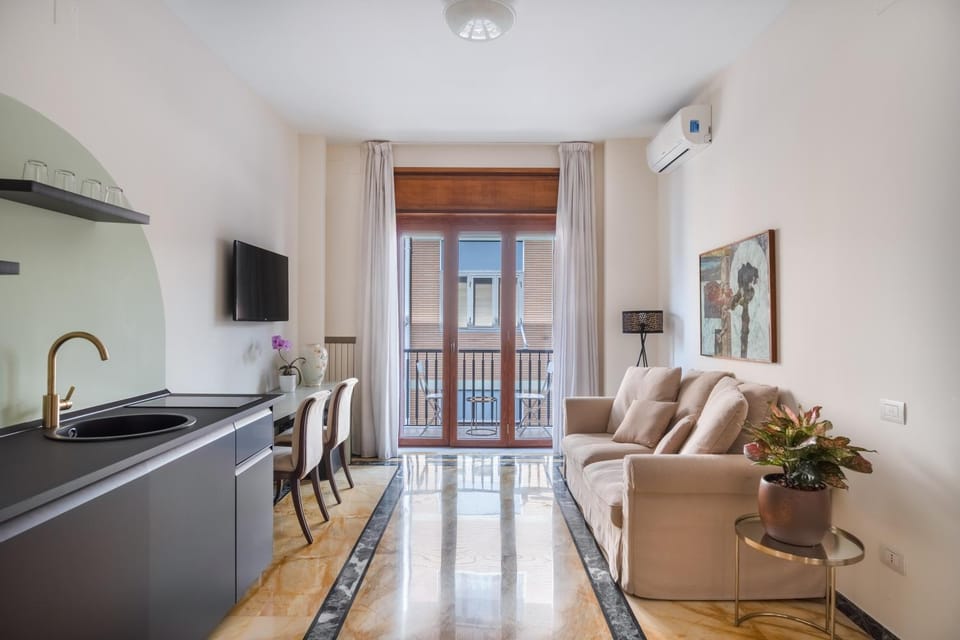 TV and multimedia, Kitchen or kitchenette, Living room, Seating area, Dining area