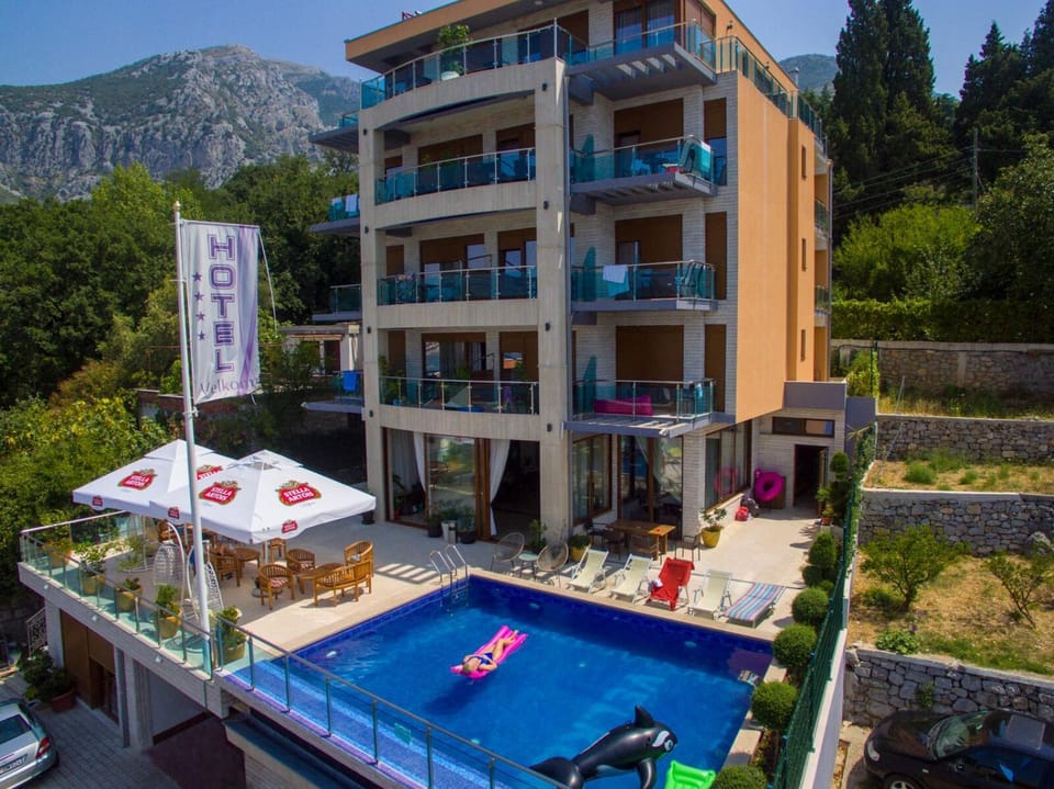Facade/entrance, Neighbourhood, Natural landscape, Bird's eye view, Mountain view, Pool view, Street view, Swimming pool