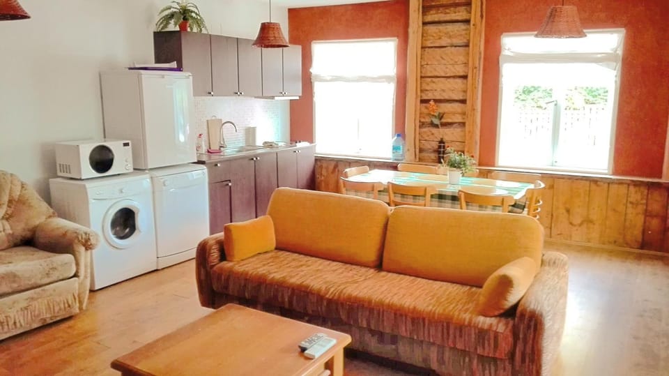 Kitchen or kitchenette, Living room