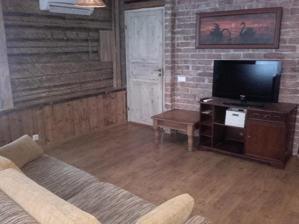 TV and multimedia, Living room, Seating area, Evening entertainment