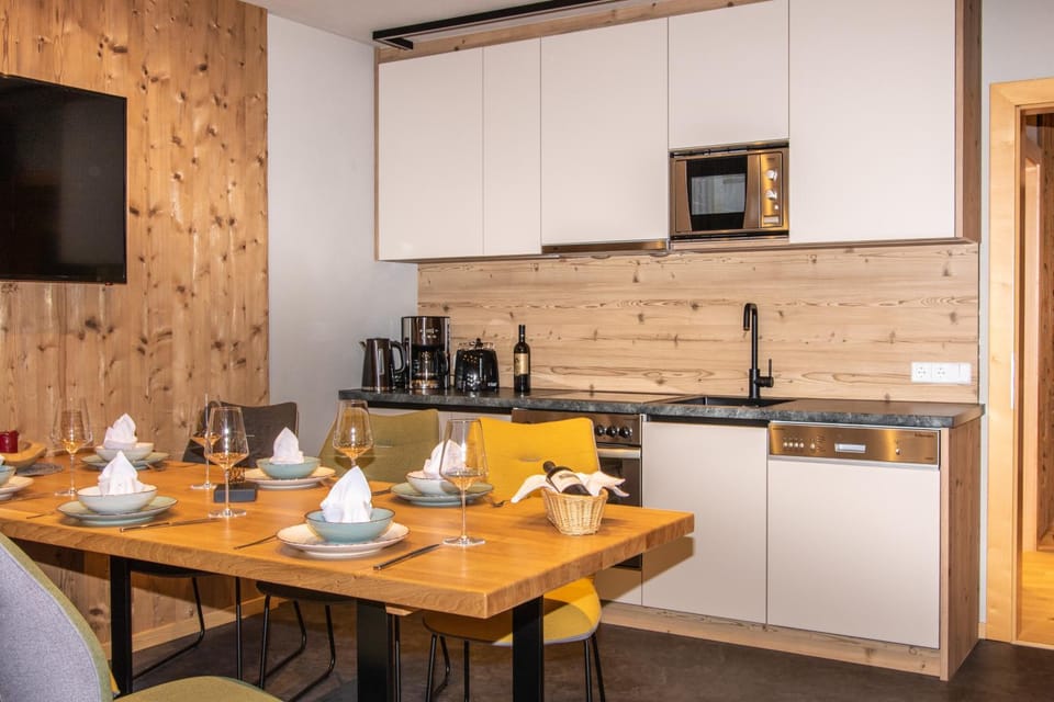 Kitchen or kitchenette, Dining area