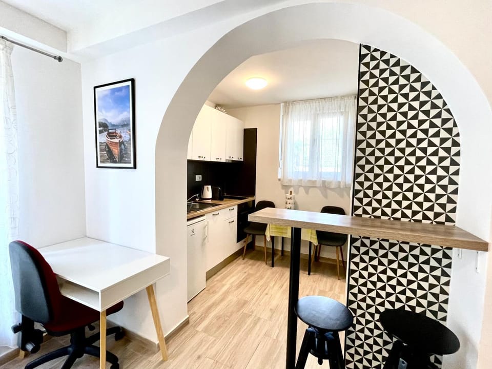 Kitchen or kitchenette, Seating area, Dining area, air conditioner