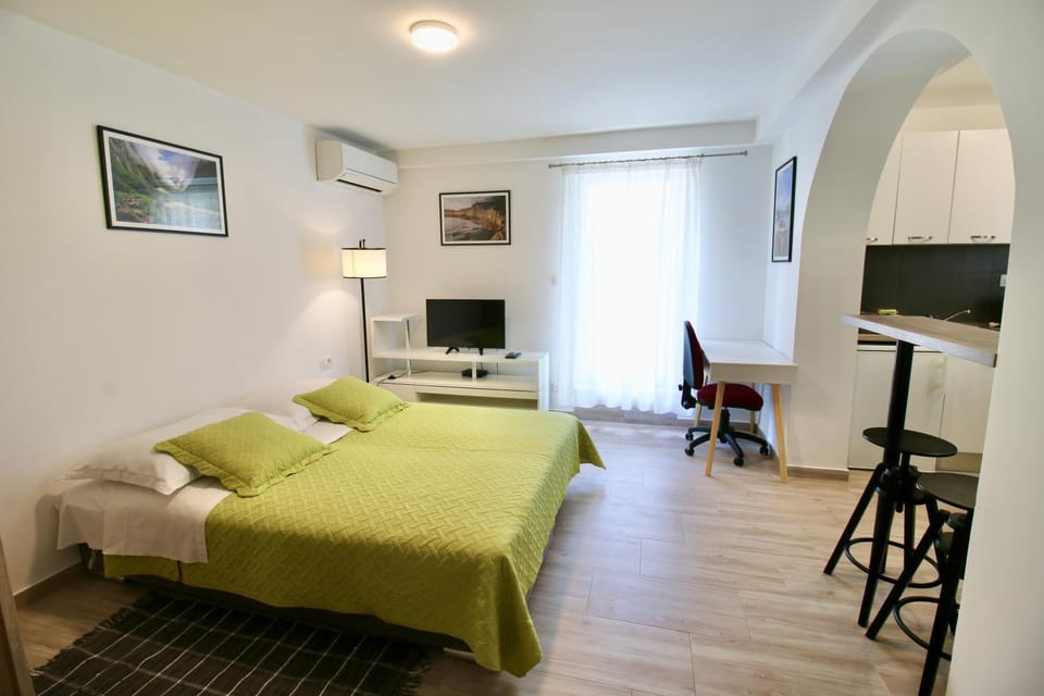Bed, TV and multimedia, Living room, Photo of the whole room, Bedroom, air conditioner