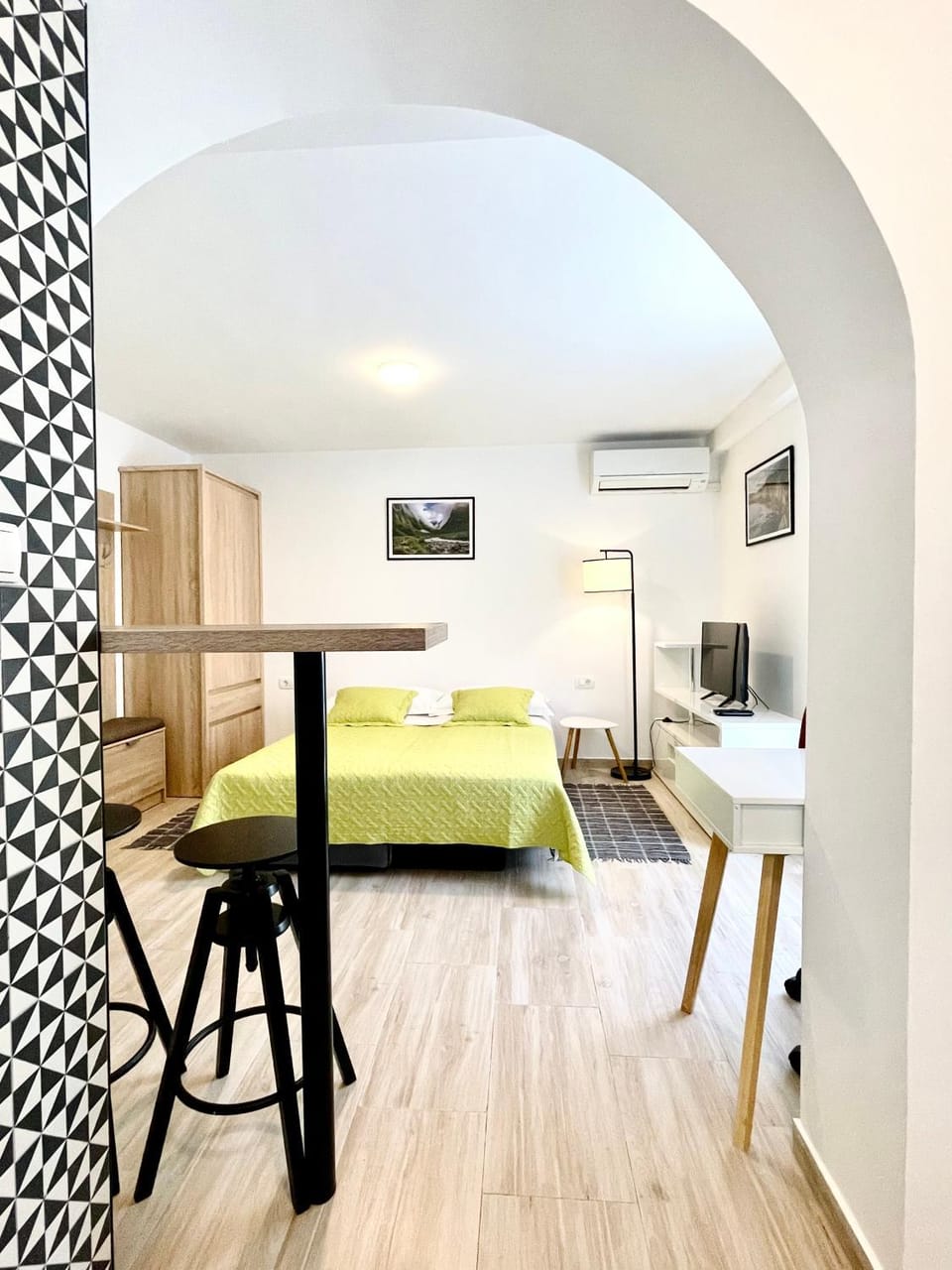 Bed, TV and multimedia, Photo of the whole room, Seating area, Bedroom, air conditioner