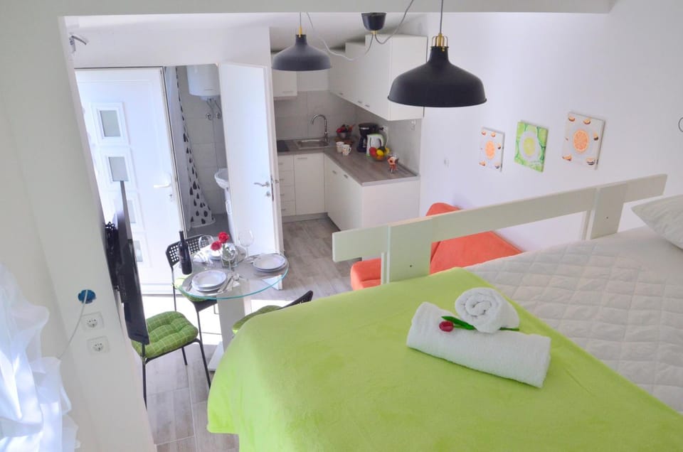 Kitchen or kitchenette, Bedroom