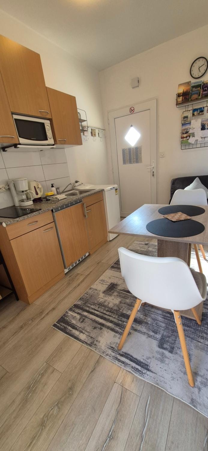 Kitchen or kitchenette, Dining area, stove
