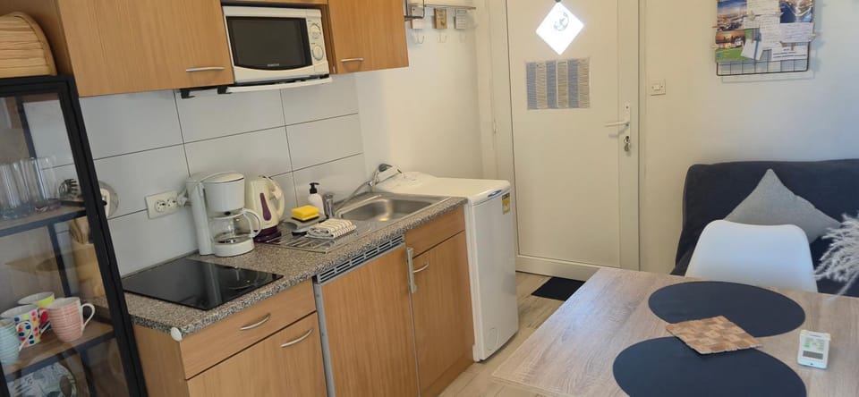 Kitchen or kitchenette, Dining area, stove