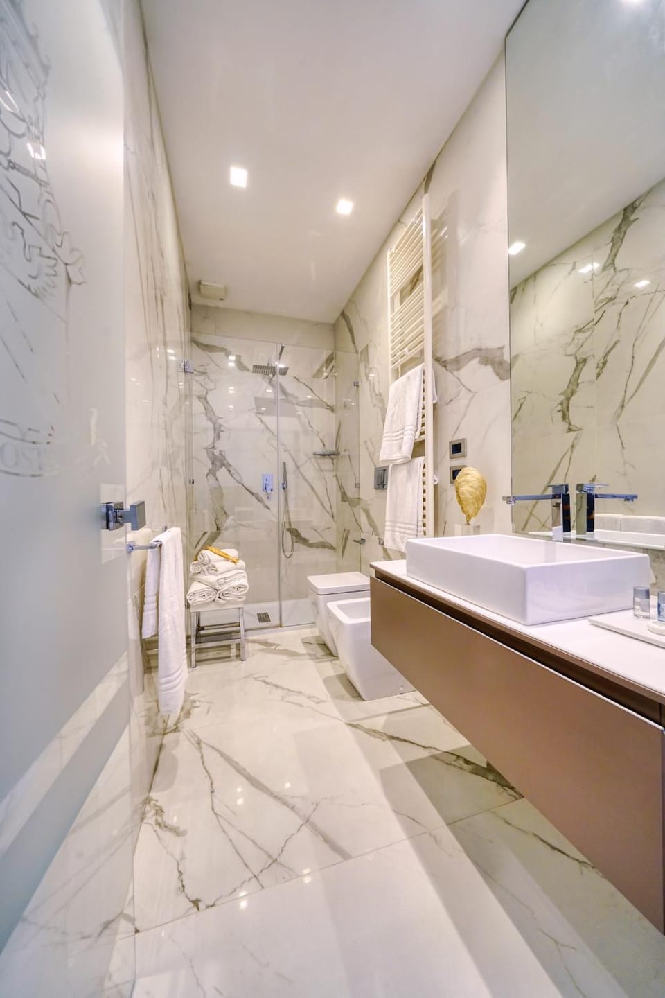 Shower, Toilet, Bed, Night, Summer, Bathroom, Decorative detail
