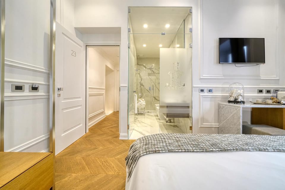 Communal lounge/ TV room, Bed, TV and multimedia, Photo of the whole room, Decorative detail, Bedroom