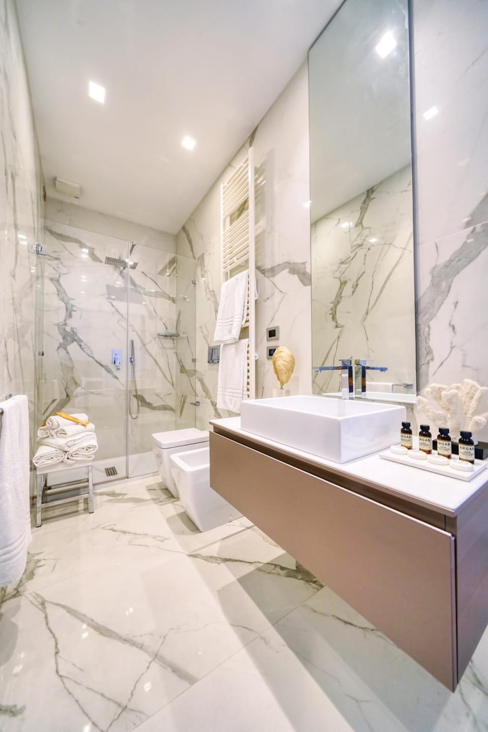 Shower, Toilet, Bed, Property logo or sign, Bathroom, TV and multimedia, Coffee/tea facilities, Lobby or reception, Photo of the whole room, Decorative detail, Decorative detail, Bedroom, City view, Garden view, Landmark view, Street view