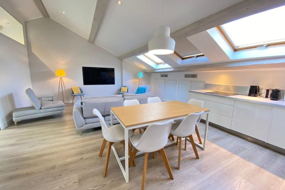 TV and multimedia, Kitchen or kitchenette, Seating area, Dining area
