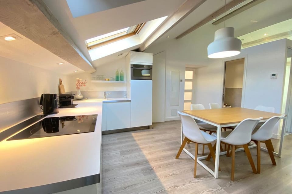Kitchen or kitchenette, Dining area, oven, stove, air conditioner