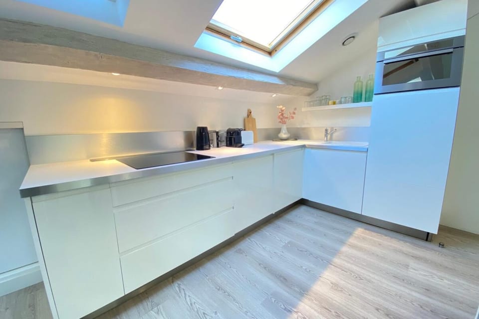 Coffee/tea facilities, Kitchen or kitchenette, stove