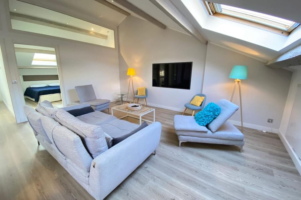 TV and multimedia, Seating area